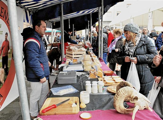 Puestos baserritarras en una pasada feria de Viernes de Dolores en Llodio.