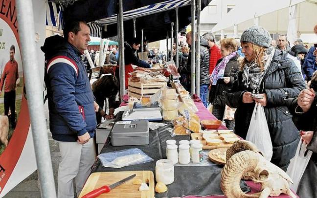 Puestos baserritarras en una pasada feria de Viernes de Dolores en Llodio.