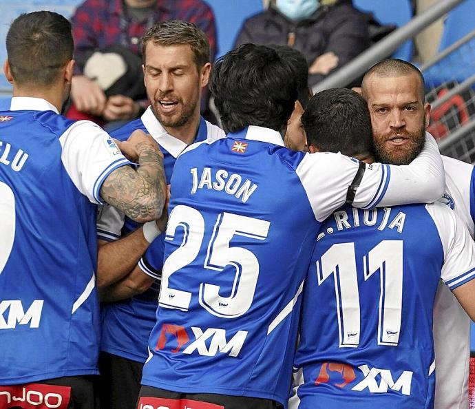 Los jugadores del Alavés festejan el primer gol ante el Valencia. Foto: Alex Larretxi