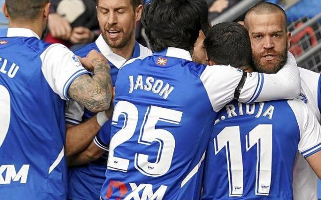 Los jugadores del Alavés festejan el primer gol ante el Valencia. Foto: Alex Larretxi