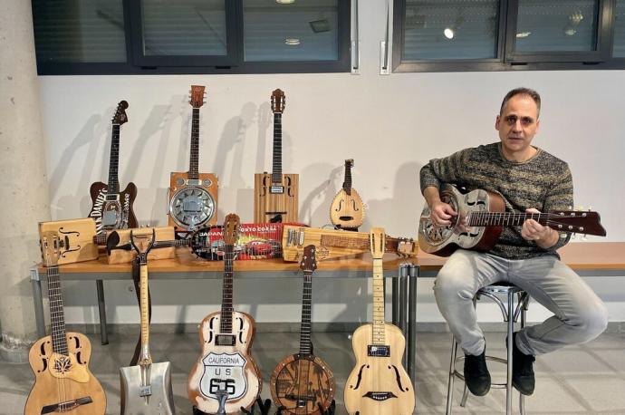 El funesino Juan Ignacio González con algunos de los más de 40 instrumentos de cuerda que ha confeccionado en estos últimos años.