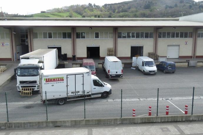 Camiones de reparto en Merkabugati.