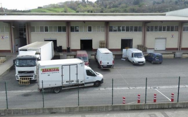 Camiones de reparto en Merkabugati.