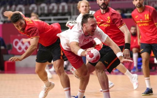 Eduardo Gurbindo, con el número 3, en el partido ante Noruega.