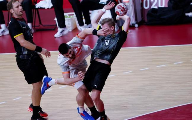Gurbindo trata de lanzar a portería en un partido contra Alemania.
