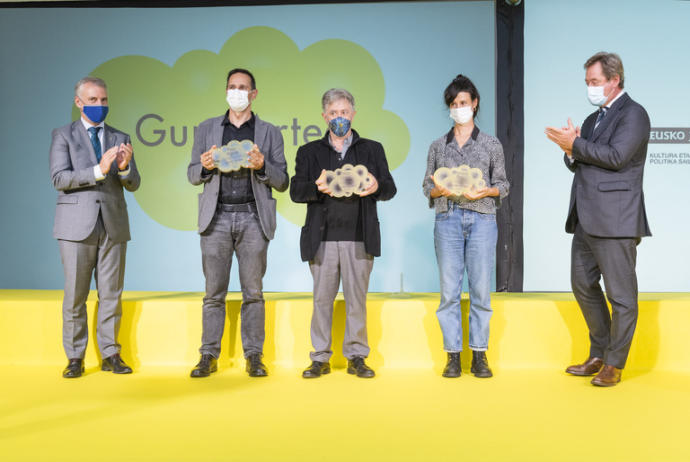 Los artistas premiados junto al lehendakari Iñigo Urkullu y el consejero Bingen Zupiria