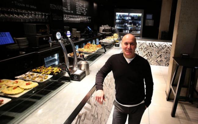 Javier Campos, propietario del Guria, establecimiento que él mismo abrió en 1989, posa en la barra del bar repleta de pinchos.