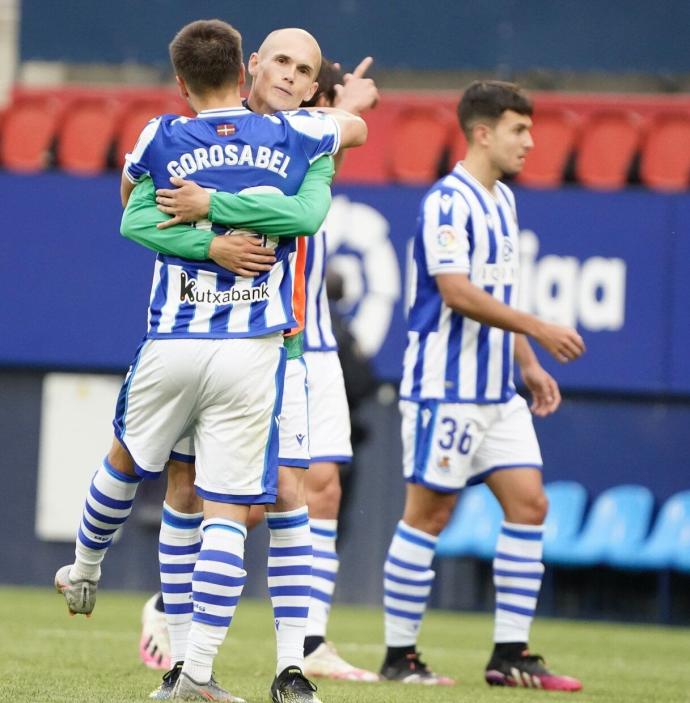 Jon Guridi abraza a Andoni Gorosabel, al término de un partido.