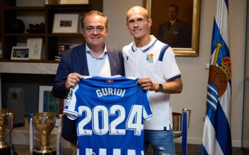 Jokin Aperribay y Jon Guridi, escenificando el acuerdo alcanzado para renovar al azpeitiarra. Jokin Aperribay y Jon Guridi, escenificando el acuerdo alcanzado para renovar al azpeitiarra.