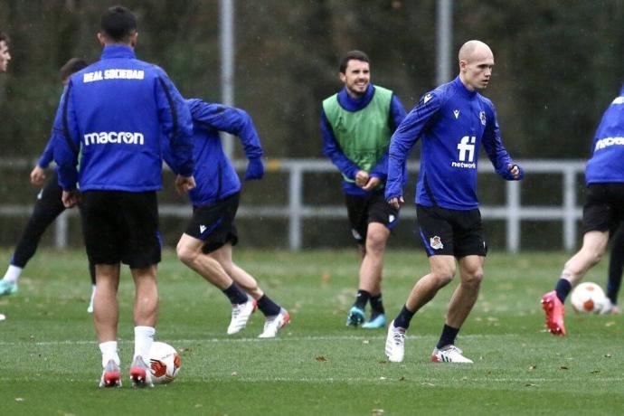 Guridi y Guevara, en un entrenamiento con la Real en Zubieta.