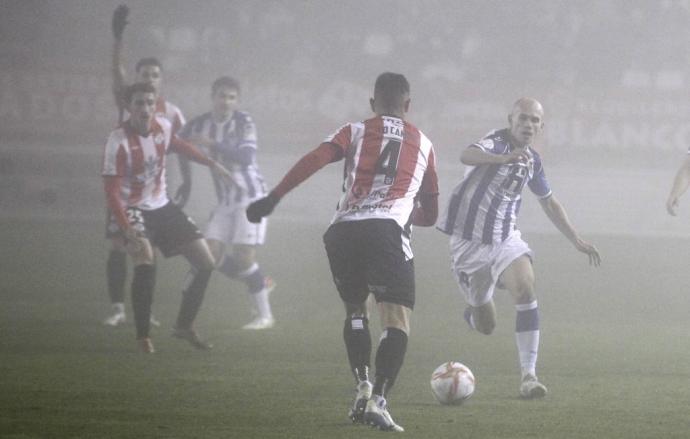 Guridi disputa el balón ante el defensa del Zamora, Xisco Campos.