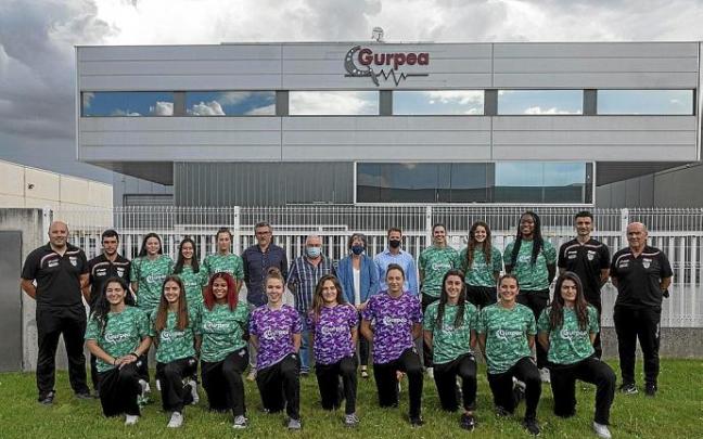 La plantilla, cuerpo técnico y representantes del Beti Onak, junto a la consejera Rebeca Esnaola y el gerente de Gurpea, Pedro Odériz. La plantilla, cuerpo técnico y representantes del Beti Onak, junto a la consejera Rebeca Esnaola y el gerente de Gurpea, Pedro Odériz.