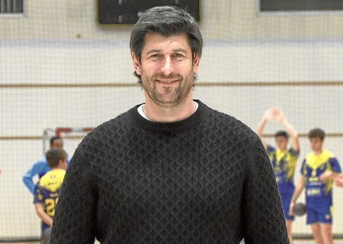 Gurutz Aginagalde, en el polideportivo irundarra de Artaleku, la cancha del Bidasoa.