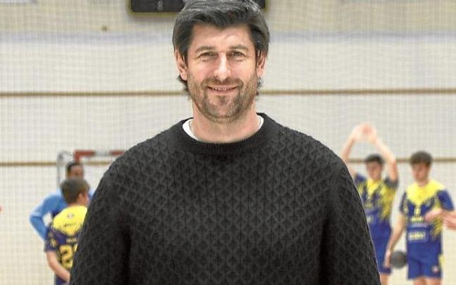 Gurutz Aginagalde, en el polideportivo irundarra de Artaleku, la cancha del Bidasoa.