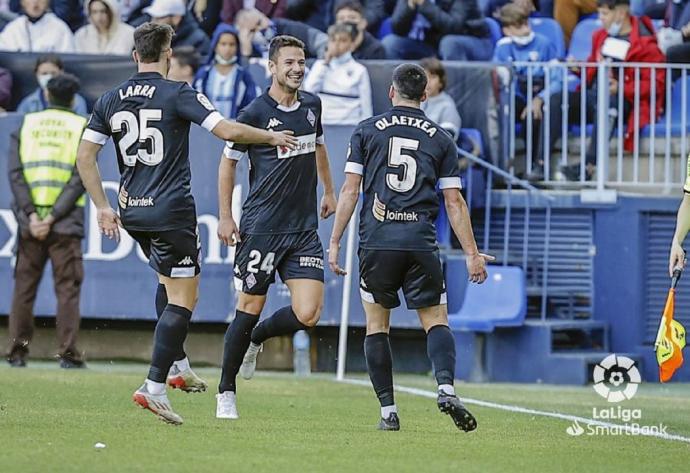 Gorka Guruzeta celebra uno de sus dos goles ante el Málaga.