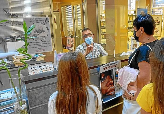 Fernando Juárez asegura que la biblioteca "pretende ser un espacio de socialización intergeneracional" y donde se pueden acceder a ejemplares en diferentes formatos. Foto: E. Zunzunegi