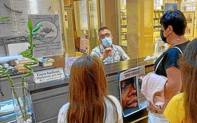 Fernando Juárez asegura que la biblioteca "pretende ser un espacio de socialización intergeneracional" y donde se pueden acceder a ejemplares en diferentes formatos. Foto: E. Zunzunegi Fernando Juárez asegura que la biblioteca "pretende ser un espacio de socialización intergeneracional" y donde se pueden acceder a ejemplares en diferentes formatos. Foto: E. Zunzunegi