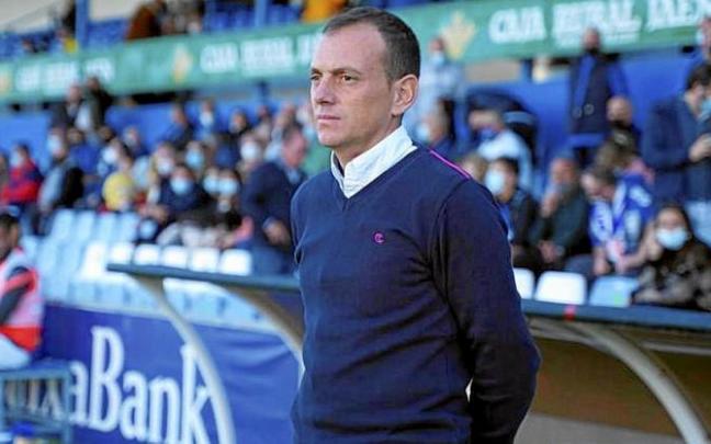 Alberto González sigue el desarrollo de un encuentro. Foto: Linares