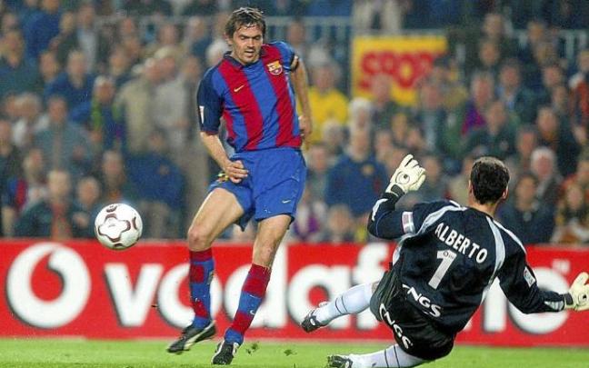 Cocu, con el Barcelona, en una acción con el entonces portero de la Real, Alberto. Foto: Eduard Omedes/Mundo Deportivo