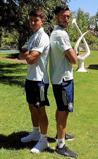 Martín Zubimendi y Mikel Merino posan espalda con espalada. Foto: N.G.