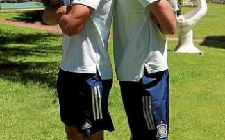 Martín Zubimendi y Mikel Merino posan espalda con espalada. Foto: N.G. Martín Zubimendi y Mikel Merino posan espalda con espalada. Foto: N.G.
