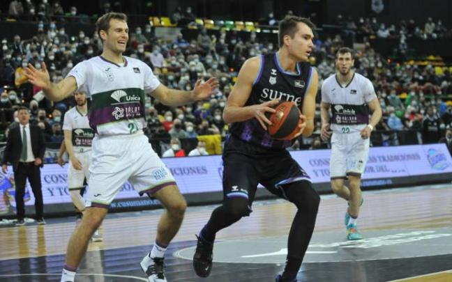 Gytis Masiulis, defendido por Tim Abromaitis.