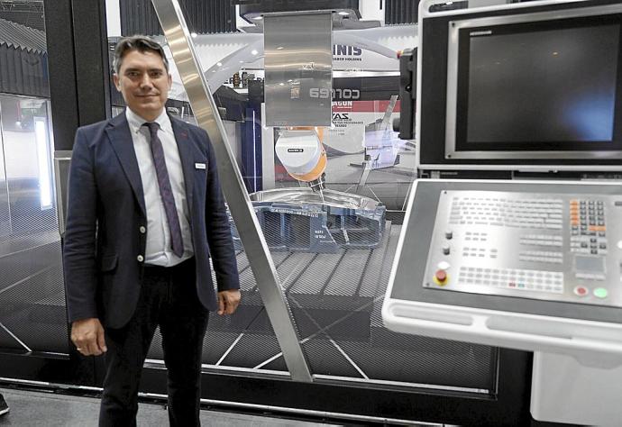 Ricardo Diego, de Zayer, junto a la máquina que ha logrado uno de los Premios a la Innovación de la BIEMH. Foto: Oskar M. Bernal