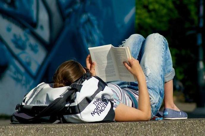 Una joven lee un libro.