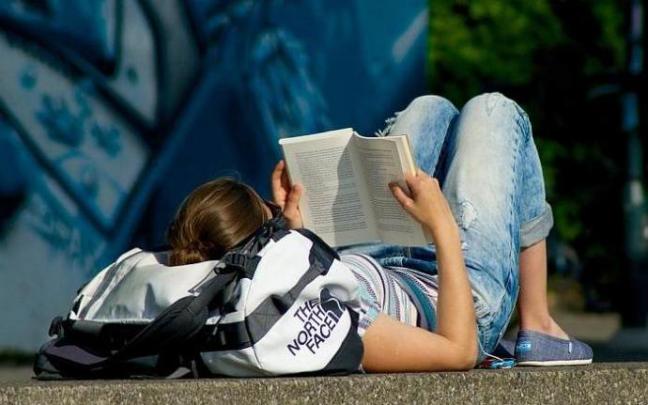 Una joven lee un libro.