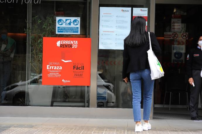 Una mujer espera a las puertas de la Hacienda de Bizkaia durante la campaña de la renta.