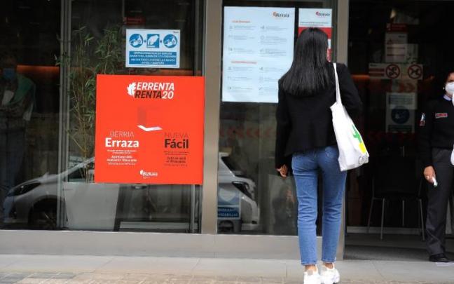 Una mujer espera a las puertas de la Hacienda de Bizkaia durante la campaña de la renta.