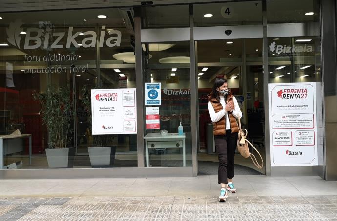 Entrada a las oficinas de Hacienda de Bilbao.