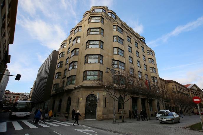 Fachada del edificio que alberga la Hacienda Foral de Navarra.