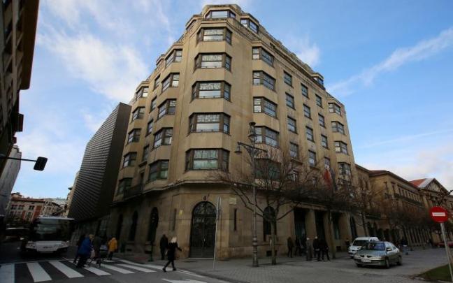 Fachada del edificio que alberga la Hacienda Foral de Navarra.