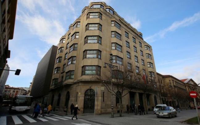 Fachada del edificio que alberga la Hacienda Foral de Navarra.