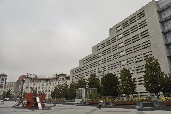 Fachada del edificio de la Hacienda foral de Álava.