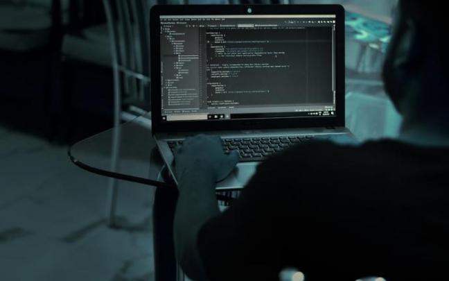 Un 'hacker' intenta acceder a la información de un ordenador