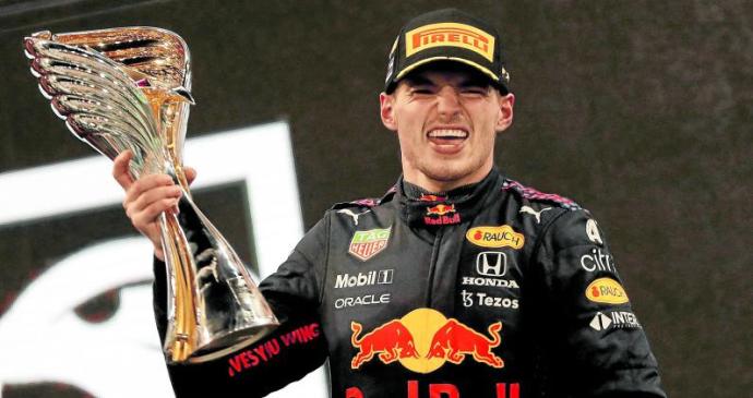El neerlandés Max Verstappen celebra la conquista en Abu Dhabi de su primer título en la Fórmula 1. Foto: Afp