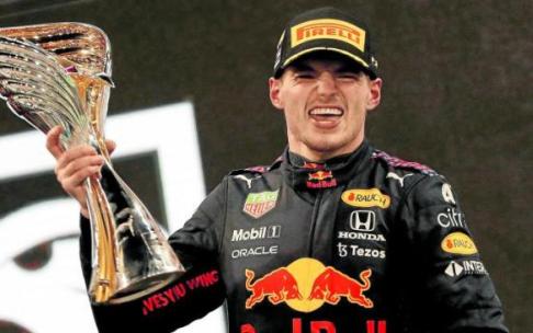 El neerlandés Max Verstappen celebra la conquista en Abu Dhabi de su primer título en la Fórmula 1. Foto: Afp
