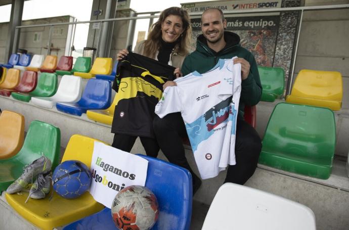 Maite Piérola e Imanol Arellano posan en el campo de fútbol del CD Valle de Egüés, donde actualmente juega Imanol en Tercera RFEF.