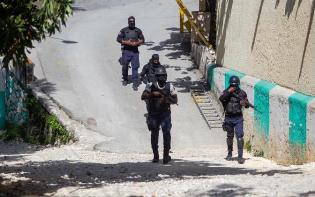 Agentes de la policía cerca de la casa del asesinado presidente haitiano, Jovenel Moise Agentes de la policía cerca de la casa del asesinado presidente haitiano, Jovenel Moise