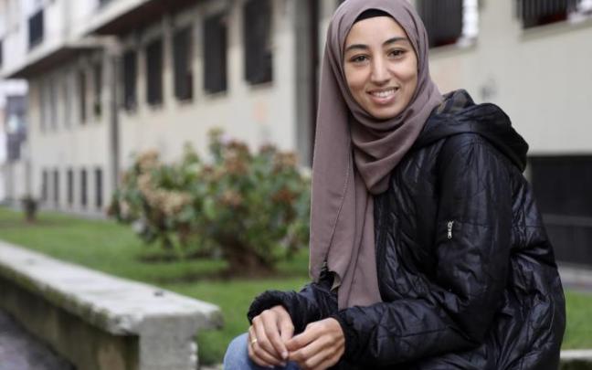 Hajar Samadi, presidenta de la asociación de mujeres musulmanas Bidaya, ayuda como trabajadora social a refugiados afganos recién llegados a Euskadi. Hajar Samadi, presidenta de la asociación de mujeres musulmanas Bidaya, ayuda como trabajadora social a refugiados afganos recién llegados a Euskadi.