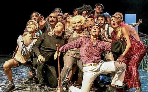 Eromen Produkzioakeko kideak 'Guateke' obra antzezten, ZAA!21 Zestoako Antzerki Astean. Argazkia: N.G.