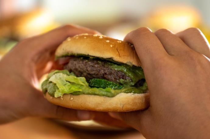 El niño encargó 31 hamburguesas en un establecimiento de comida rápida.