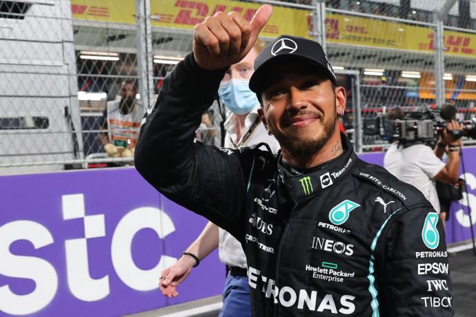 Lewis Hamilton celebra su 'pole' en Arabia Saudí.