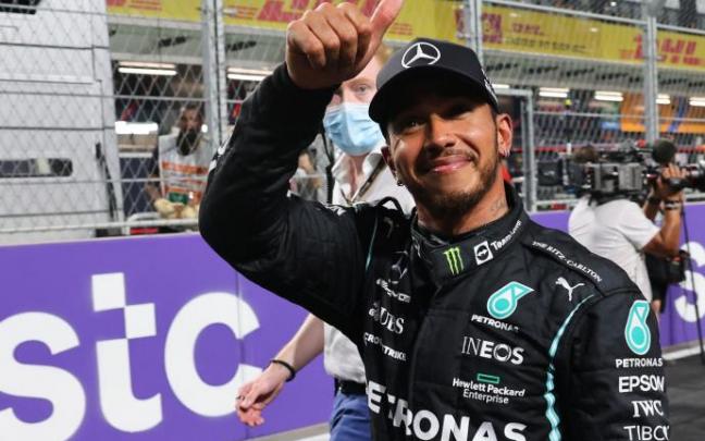 Lewis Hamilton celebra su 'pole' en Arabia Saudí. Lewis Hamilton celebra su 'pole' en Arabia Saudí.