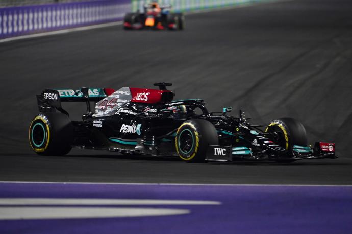 Hamilton, ganador en Arabia Saudí por delante de Verstappen.
