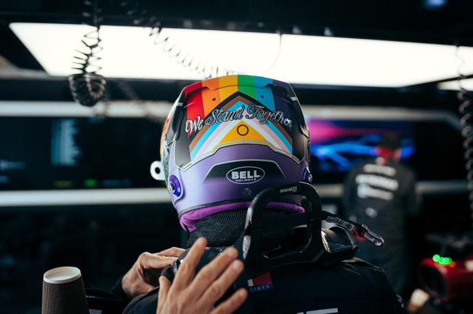 Sobre el casco de Lewis Hamilton se ha pintado la bandera arcoíris que representa al colectivo LGTBI y lleva sobreescrita la frase "We Stand Together".