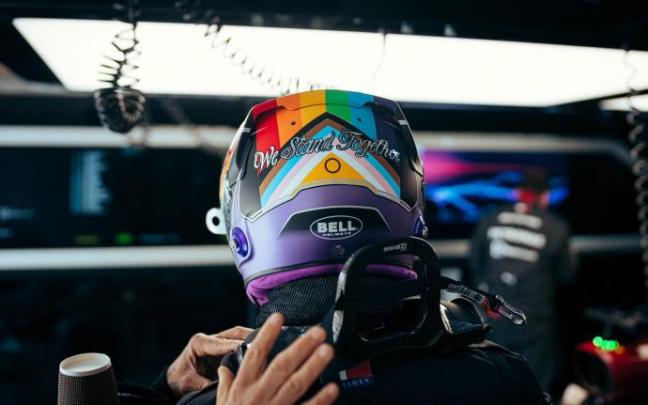 Sobre el casco de Lewis Hamilton se ha pintado la bandera arcoíris que representa al colectivo LGTBI y lleva sobreescrita la frase "We Stand Together". Sobre el casco de Lewis Hamilton se ha pintado la bandera arcoíris que representa al colectivo LGTBI y lleva sobreescrita la frase "We Stand Together".