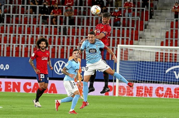 David García gana un balón aéreo a Iago Aspas ante la mirada de Santi Mina y Aridane.